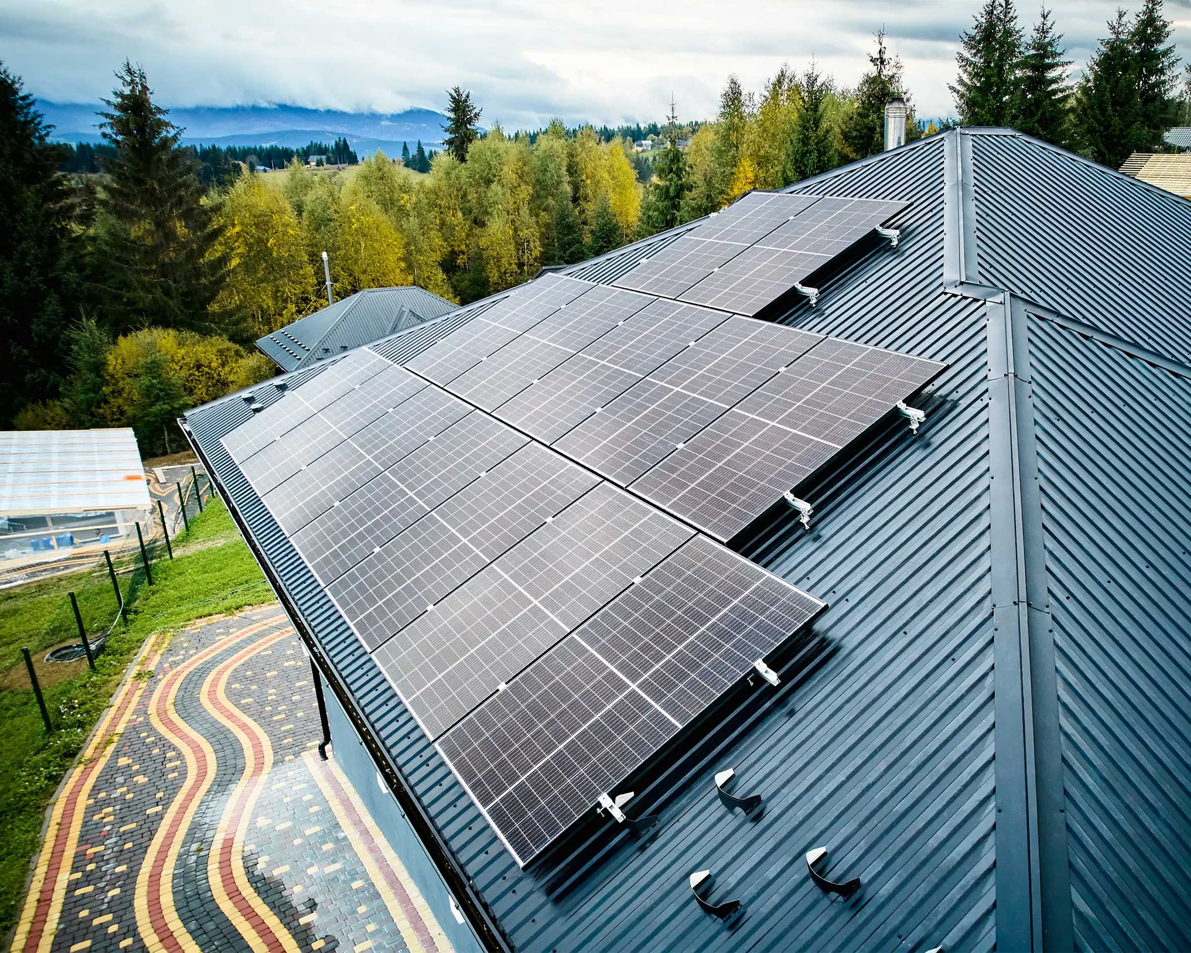 Montaj panouri fotovoltaice pe casă
